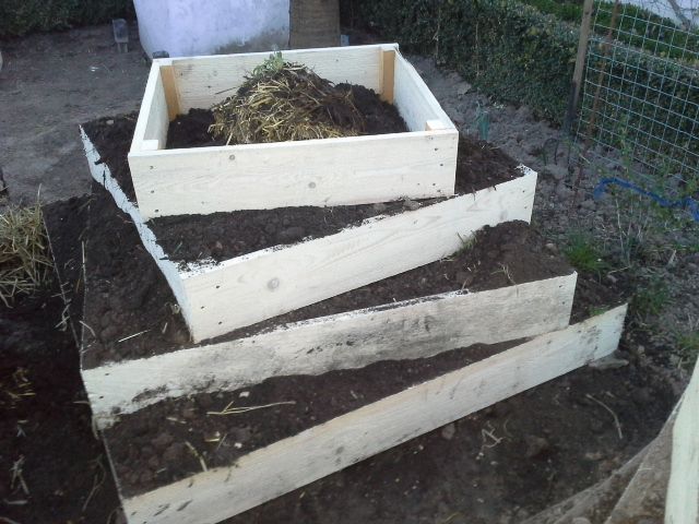 Nun noch Erde über den Mist