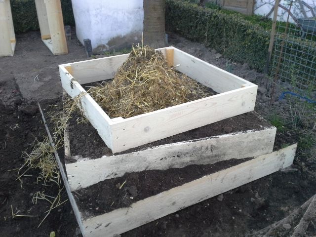 Stroh und Hasenmist über zwei Lagen