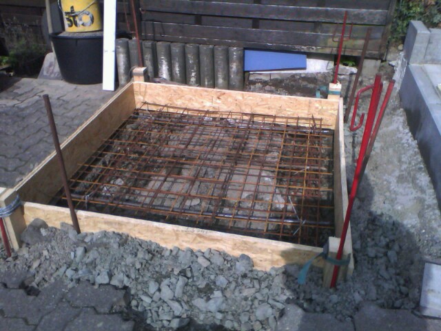 Die Schalung und die erste Lage Eisen.