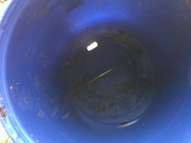 Bodenablaufloch und Gewindestangen.