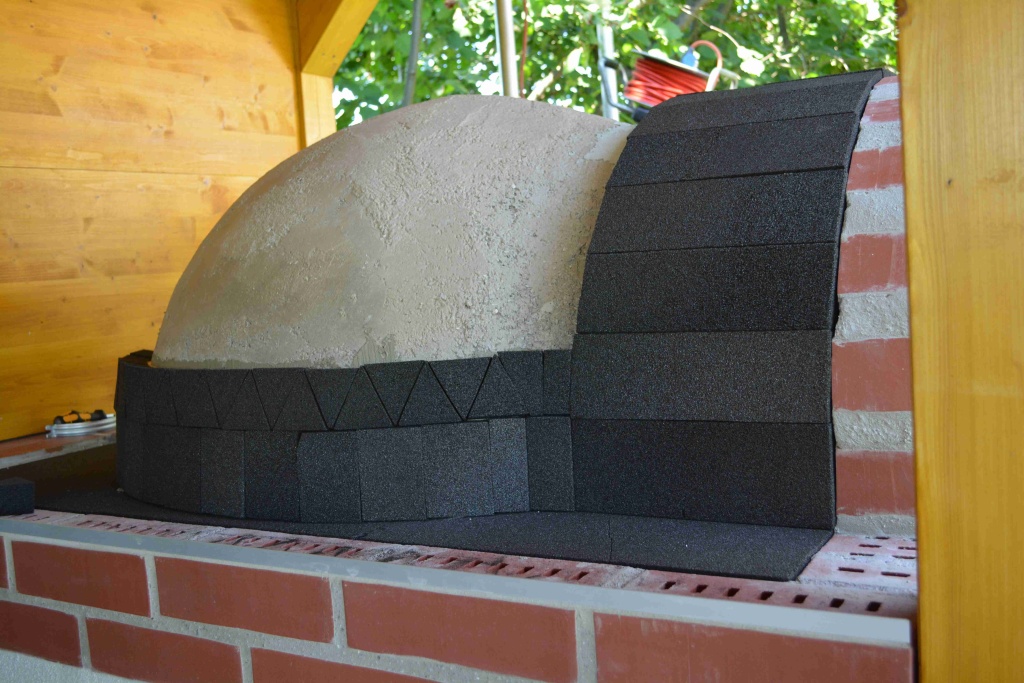 Die Kuppel ist betoniert und die Isolierarbeiten schreiten voran.