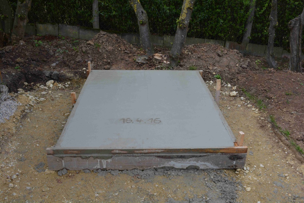 Die fertig betonierte Bodenplatte, 20 cm stark und doppelt bewehrt.